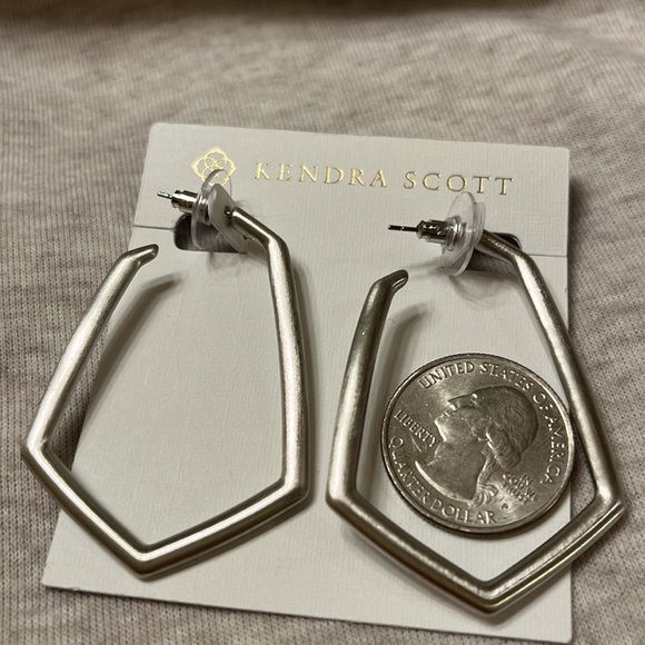 Kendra Scott, matte Silver earring - Picture 2 of 2